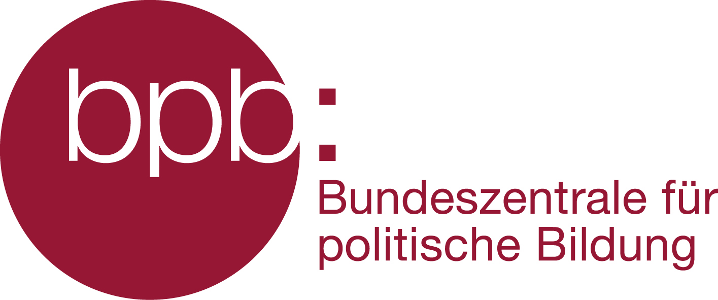 Logo: links ein roter Kreis, darin in weiß die Buchstaben "bpb", daneben rot auf weiß ein Doppelpunkt und der Schriftzug "Bundeszentrale für politische Bildung"
