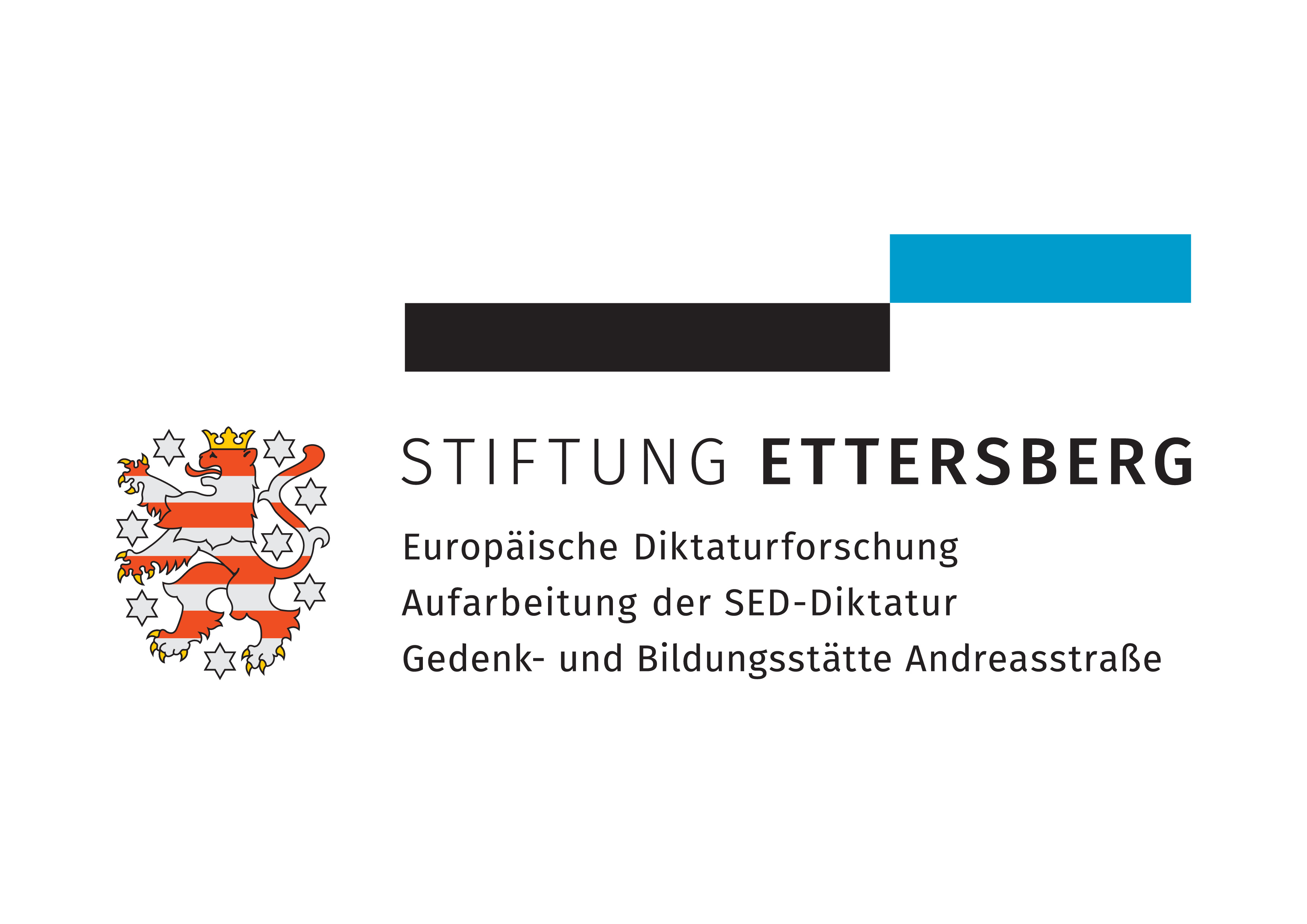 Logo: links ein Wappen mit bekröntem Löwen und Sternen in grau und rot. Daneben unter zwei versetzen Linien in blau und schwarz der Schriftzug "Stiftung Ettersberg. Europäische Diktaturforschung - Aufarbeitung der SED  Diktatur - Gedenk- und Bildungsstätte Andreasstraße.