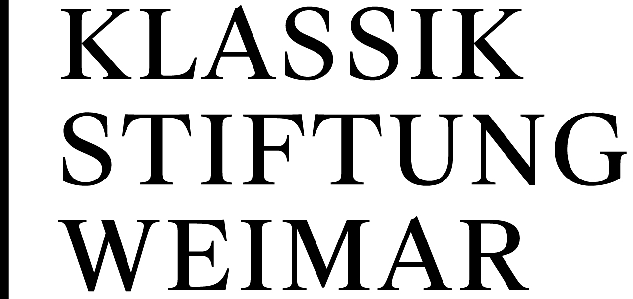 schwarze senkrechte Linie, dahinter in Großbuchstaben die Schrift "Klassik Stiftung Weimar"
