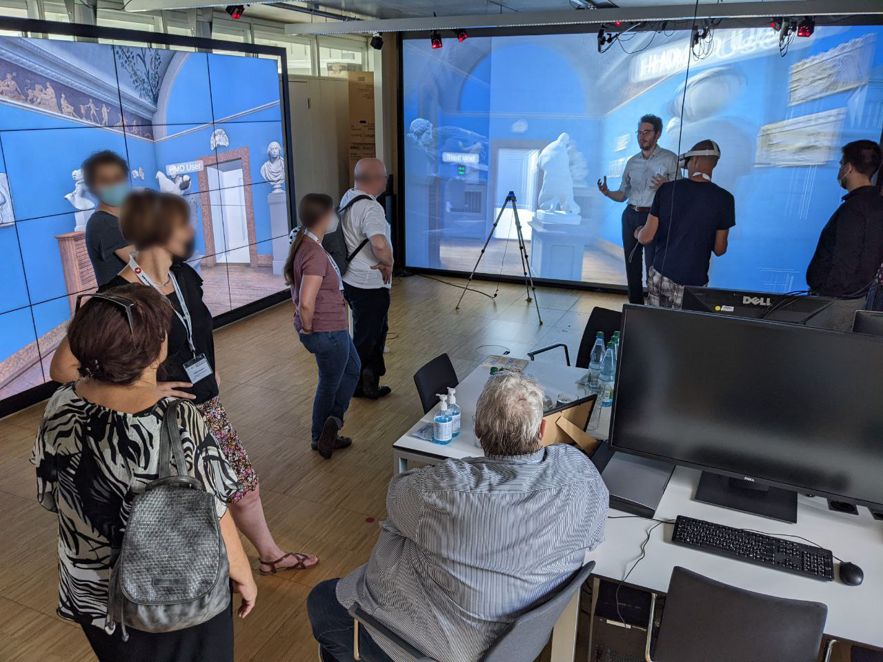 Nutzertests im Projekt Goethe-Live-3D Menschen vor großen Screens