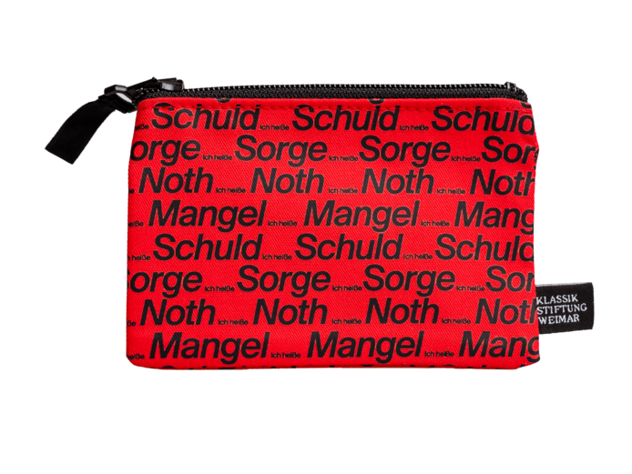 Der rote Faust 2 Geldbeutel mit schwarzem Reißverschluss ist mit dem folgenden Text verziert: ICh heiße Schuld, Ich heiße Sorge, Ich heiße Noth, Ich heiße Mangel