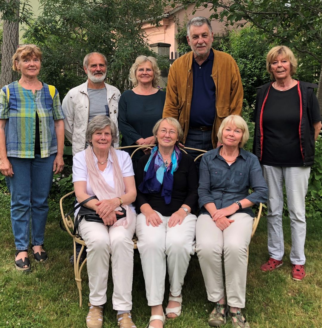 Vorstand Grüne Wahlverwandtschaften e.V. Gruppenbild des Vorstands Grüne Wahlverwandtschaften e.V.: drei Frauen auf einer Bank sitzend und dahinter drei Frauen und zwei Männer stehend