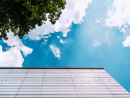 Blick an der Fassade des Bauhaus-Museums Weimar entlang zum Himmel