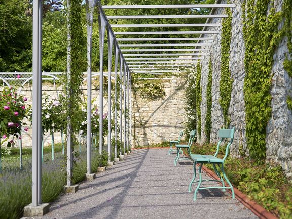 West-Parterre - unter der Pergola