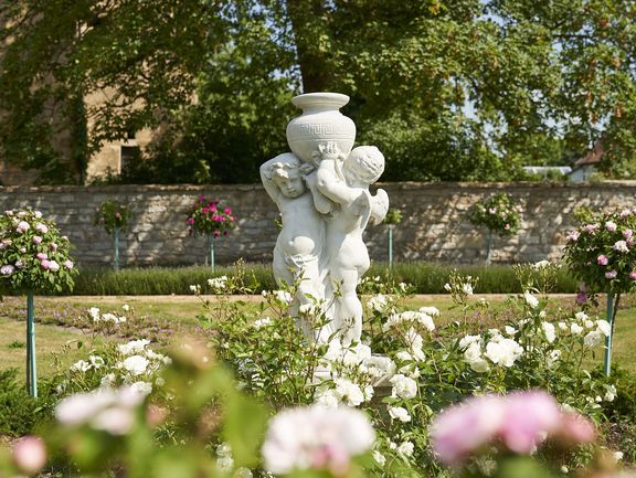 Detail - wieder aufgestelltes Puttenpaar am Ost-Parterre