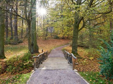 Untere Possenbachbrücke Blick in den Park
