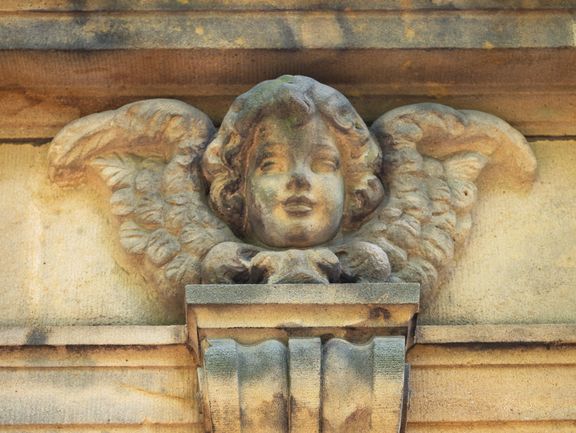 Ein Putto blickt vom Eingang des Kassengewölbes.