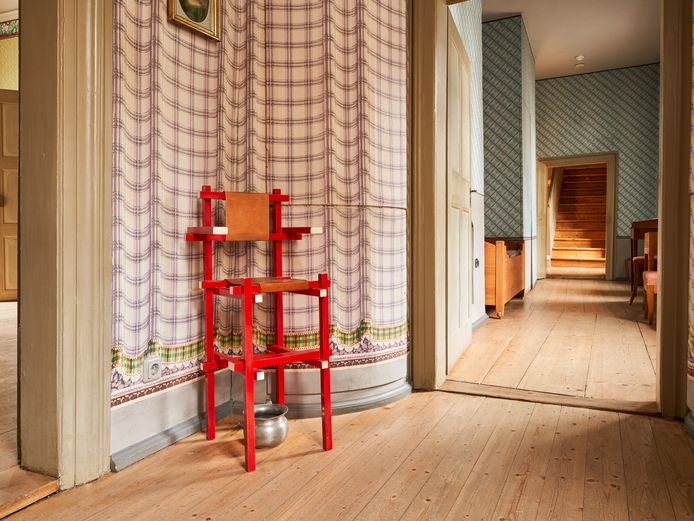 Roter Stuhl im historischen Wohnräumen