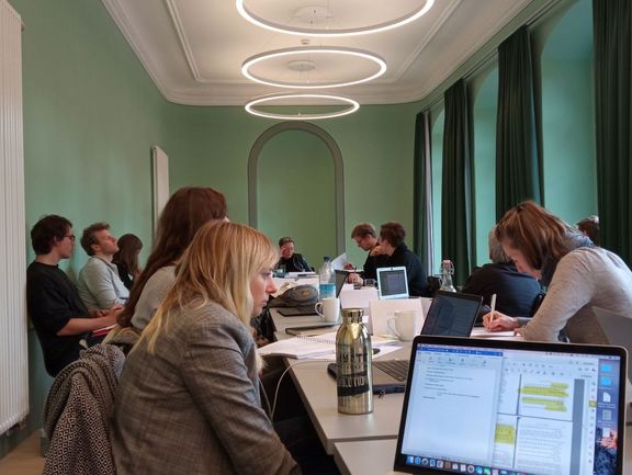 Teilnehmerinnen und Teilnehmer des Sommerkurses 2021 beim Seminar mit Eva Geulen im Gartensaal des Wielandguts Oßmannstedt