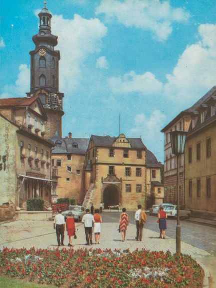 Ca. 1973, Farb-Postkarte mit Blick vom Grünen Markt auf die sogenannte Bastille am Schloss. Im Vordergrund: Grünanlage der fehlenden Bebauung der Marktnordseite. Links: altes Residenzcafé. Rechts: das sogenannte „Gelbe Schloss“, heute Teil des Studienzentrums der Herzogin Anna Amalia Bibliothek.