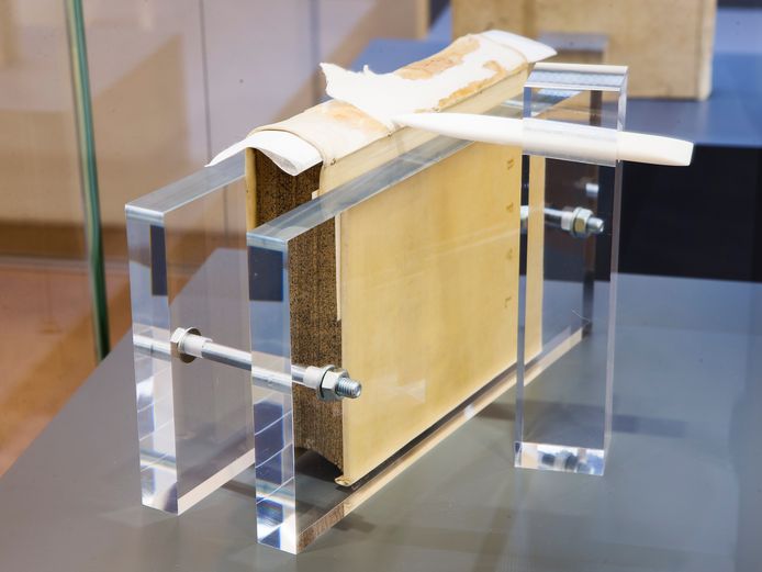 Restoration of a heat- and water-damaged parchment binding using a Japan paper laminate, on display in the exhibition “Restoration after the Fire. Salvaging the Books of the Herzogin Anna Amalia Bibliothek” (opened in 2014)