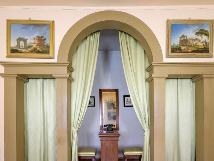 Telefonapparat im historischen Schloss