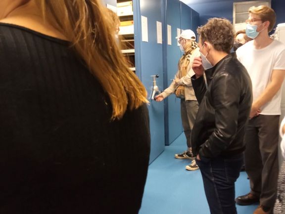 Teilnehmerinnen und Teilnehmer des Sommerkurses 2021 bei einer Führung im Magazin des Goethe- und Schiller-Archivs