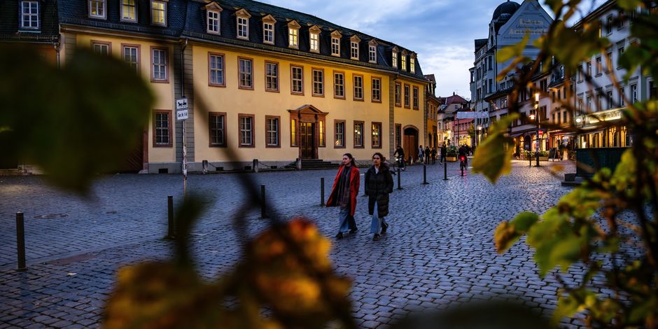 Außenansicht eines Gebäudes mit herbstlichen Blättern