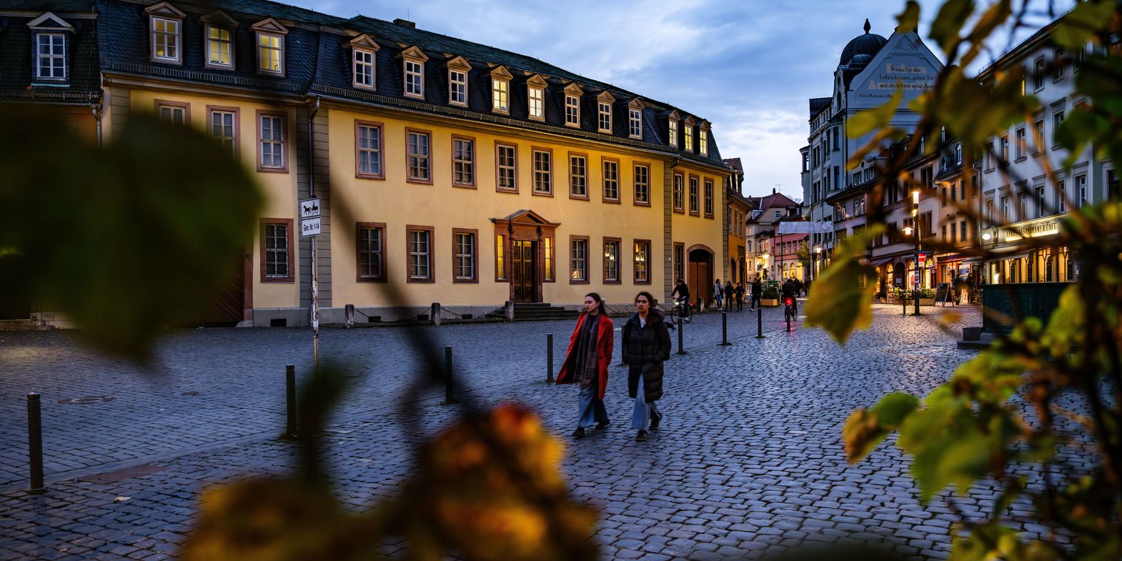 Außenansicht eines Gebäudes mit herbstlichen Blättern