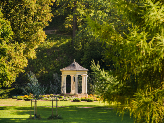 Der Musentempel mit Statue der Kalliope im Abendlicht