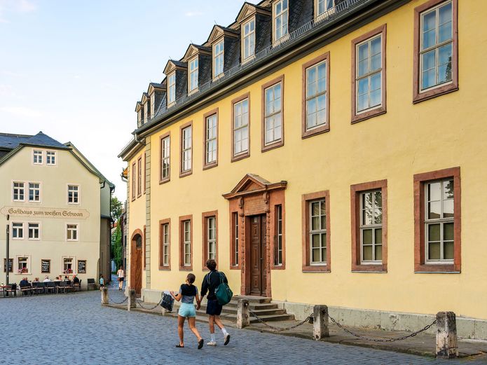 Ein Pärchen läuft händchenhaltend an Goethes Wohnhaus vorbei. 
