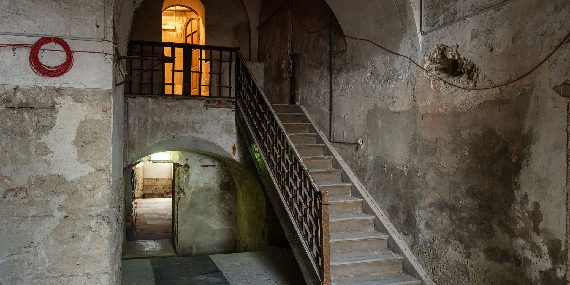 Schloss erzählen Ein Treppenaufgang in kahlen Schlossgemäuern