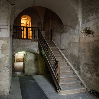 Ein Treppenaufgang in kahlen Schlossgemäuern