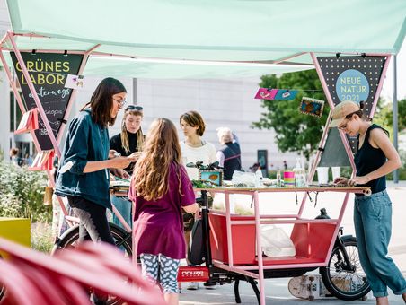 Interessierte Besucher interagieren mit dem "Grünen Labor unterwegs"