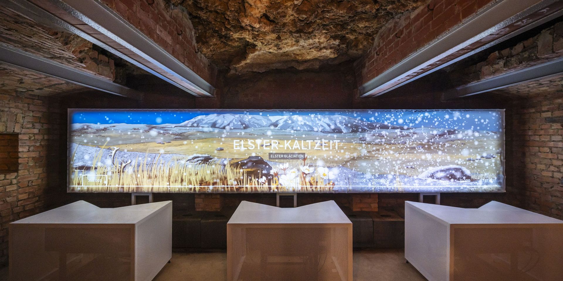 Eine breite Leihenwand zeigt einen Kurzfilm zur Parkhöhle