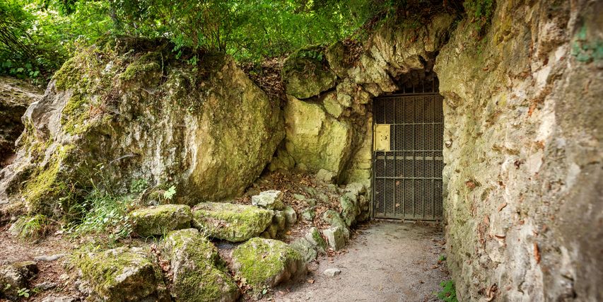 Parkhöhle Der Eingang zur Parkhöhle im Park an der Ilm liegt versteckt zwischen Felsen.