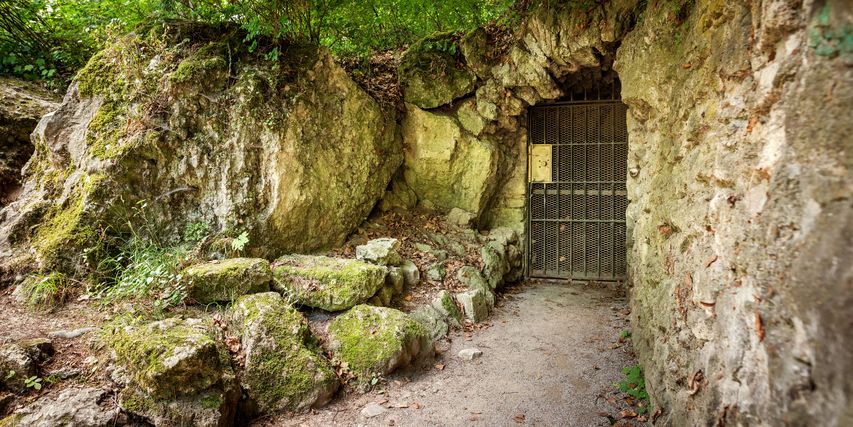 Der Eingang zur Parkhöhle im Park an der Ilm liegt versteckt zwischen Felsen.