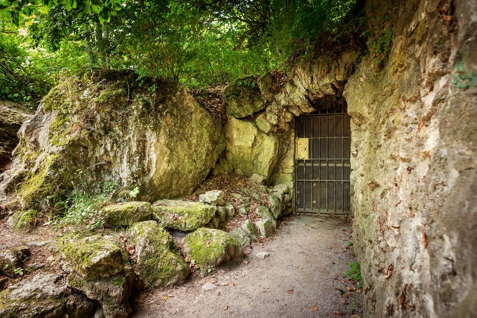 Der Eingang zur Parkhöhle im Park an der Ilm liegt versteckt zwischen Felsen.