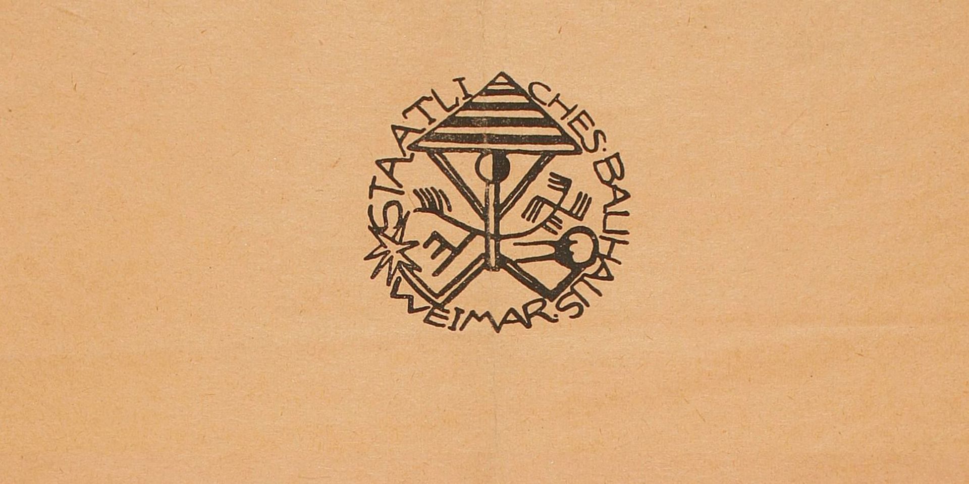 Schwarzes Bauhaussignet auf orangem Hintergrund