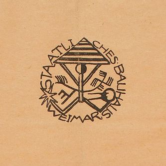 Schwarzes Bauhaussignet auf orangem Hintergrund