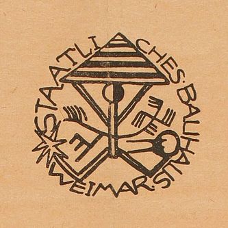 Schwarzes Bauhaussignet auf orangem Hintergrund