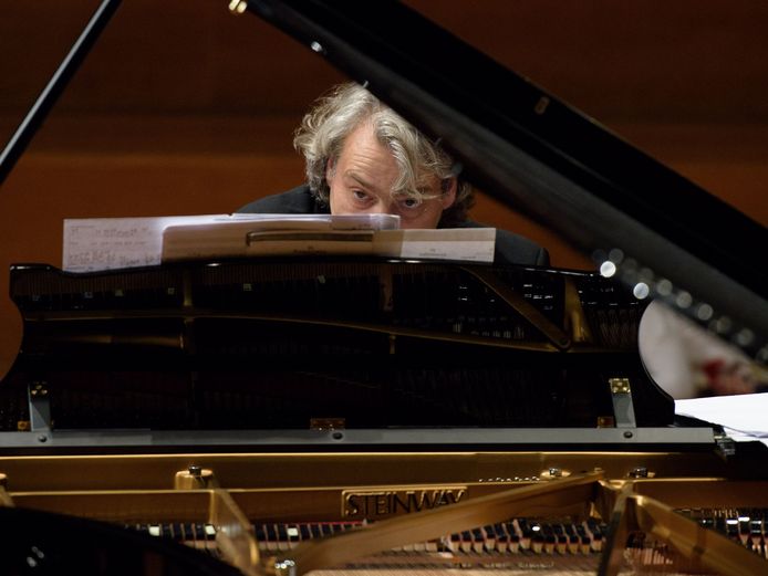 Liederabend. Schubert, Wolf, Berg und Rihm (UA), Gerold Huber