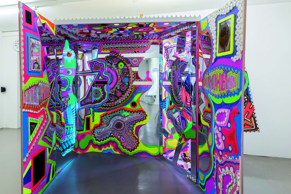 bunte Stellage, die an einen Beichtstuhl erinnert mit psychopathetischem Vokabular