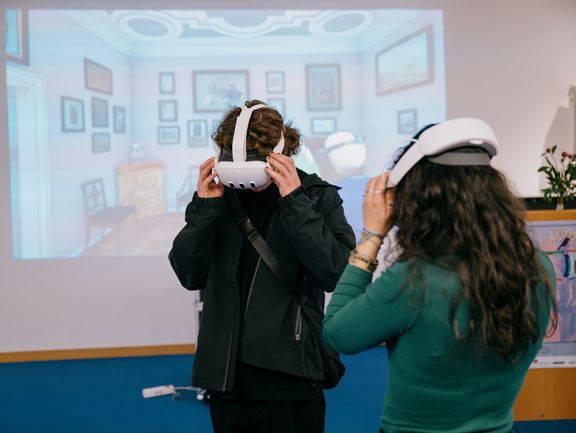 Zwei personen tragen weiße VR-Brillen.