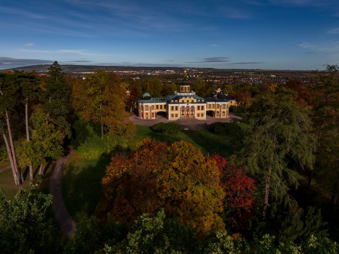 Luftaufnahme vom Schloss und Park Belvedere im Herbst