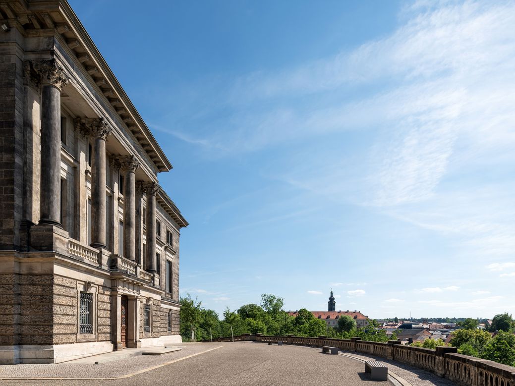 Blick entlang des Goethe- und Schiller-Archivs über die Terrasse und das Stadtschloss