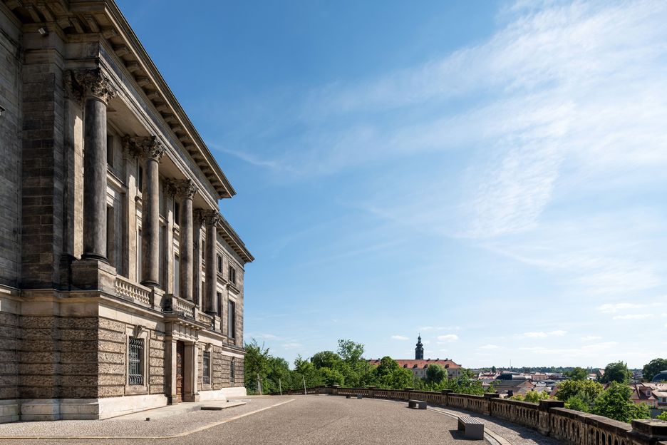 Blick entlang des Goethe- und Schiller-Archivs über die Terrasse und das Stadtschloss
