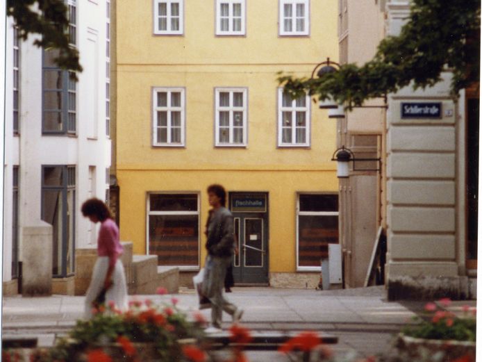 recht verwaschene Fotografie von Schiller-Museum und Einkaufsstraße