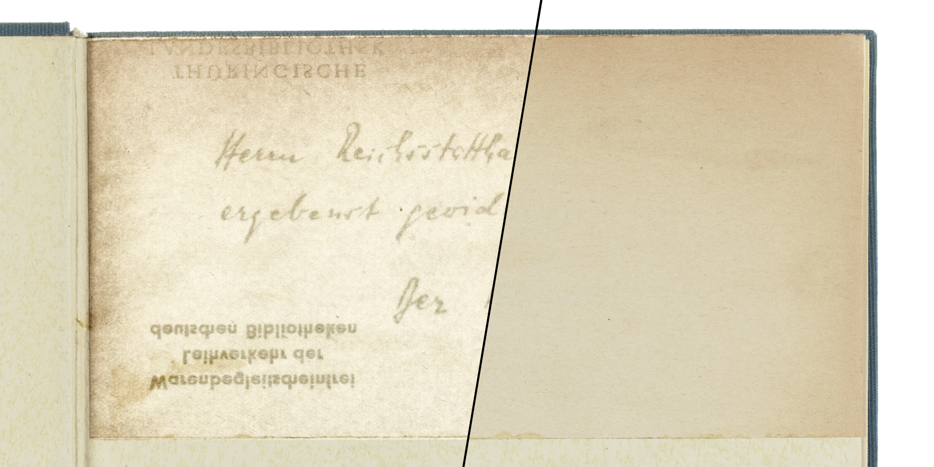 Auf einer Buchseite ist eine handschriftliche Widmung zum Teil lesbar, der andere Teil der Widmung ist überklebt.  