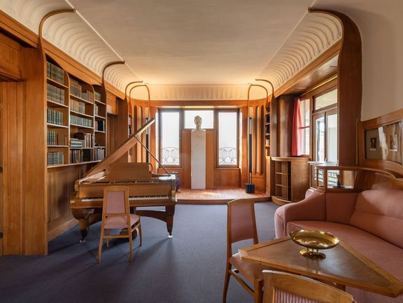 La bibliothèque de Nietzsche avec le buste du philosophe de Max Klinger en arrière-plan