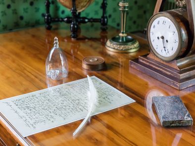 Schillers Schreibtisch mit Schreibfeder