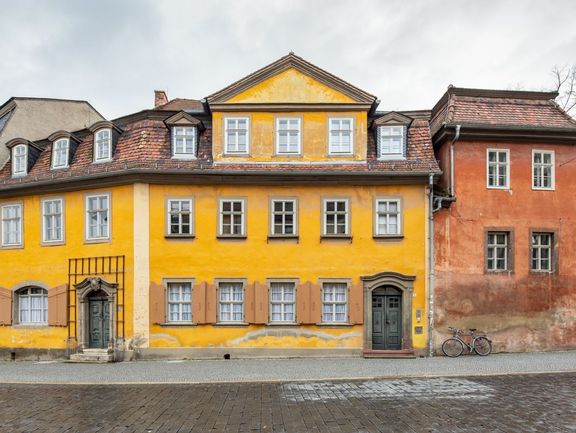  Fassaden Vulpiushäuser und Gartenpavillon mit deutlich sichtbaren Schäden