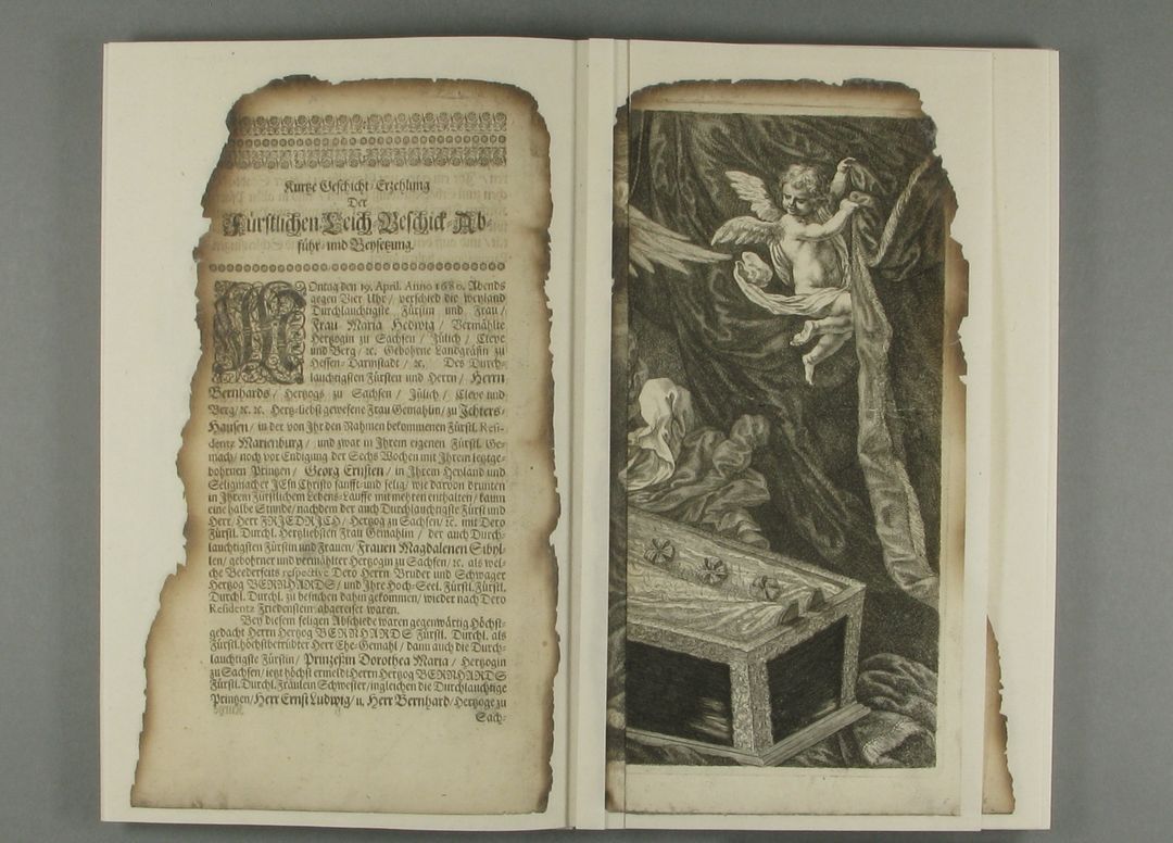 Doppelseite eines Buches, bei dem die verbrannten Kanten ergänzt wurden