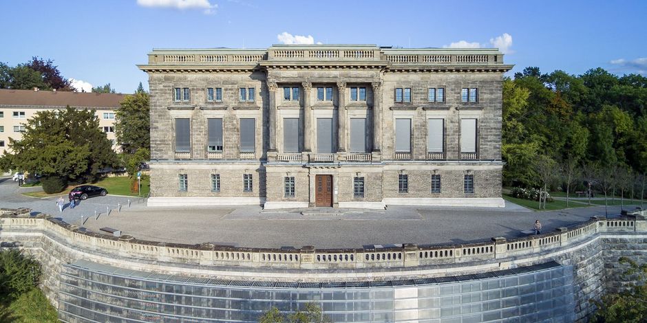 Eine Außenansicht des Goethe- und Schiller-Archivs in Weimar aus Richtung der Ilm