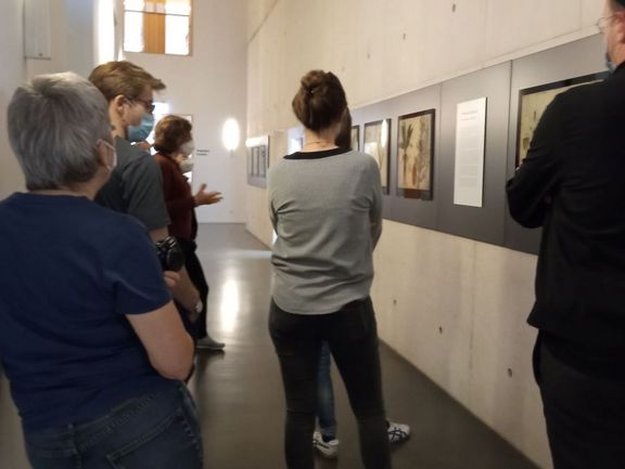Teilnehmerinnen und Teilnehmer des Sommerkurses 2021 bei einer Führung durch die Ausstellung "Land. Fluss. Kentmanus." im Studienzentrum der Herzogin Anna Amalia Bibliothek