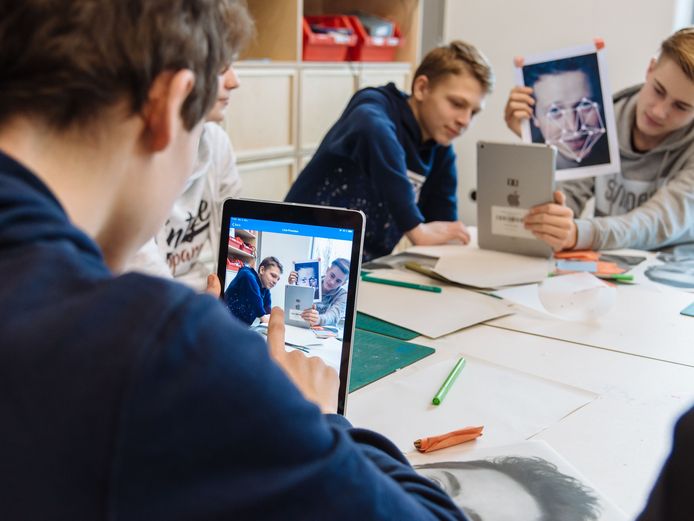 Jugendliche probieren eine Gesichtserkennungssoftware aus.