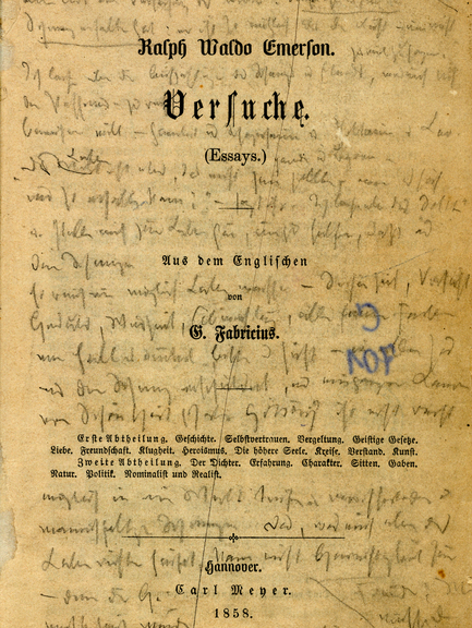 Die Abbildung zeigt das Titelblatt des Buchs "Versuche" von Ralph Waldo Emersons, das aus Nietzsches persönlicher Bibliothek stammt. Das Blatt ist von oben bis unten dicht beschrieben. Es handelt sich um handschriftliche Anmerkungen Friedrich Nietzsches.