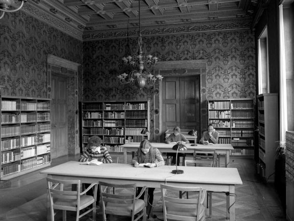 Schwarz-Weiß-Foto des Lesesaals der Zentralbibliothek im Schloss
