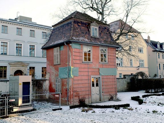 Voruntersuchungen an der geschädigten Fassade des Steinpavillons im Hausgarten