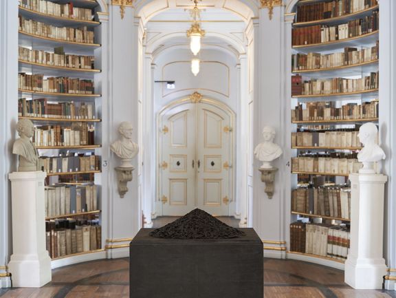 Ein schwarzer Aschehaufen in der historischen Herzogin Anna Amalia Bibliothek
